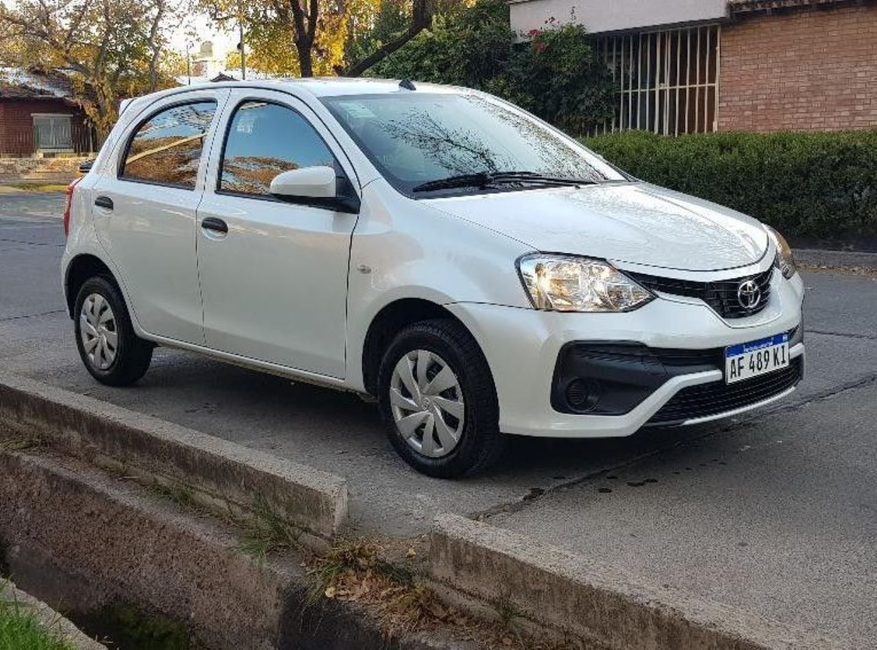 Toyota Etios Usado en Mendoza, deRuedas