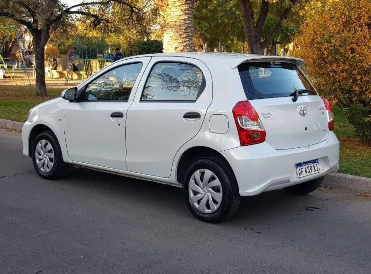 Toyota Etios Usado en Mendoza, deRuedas