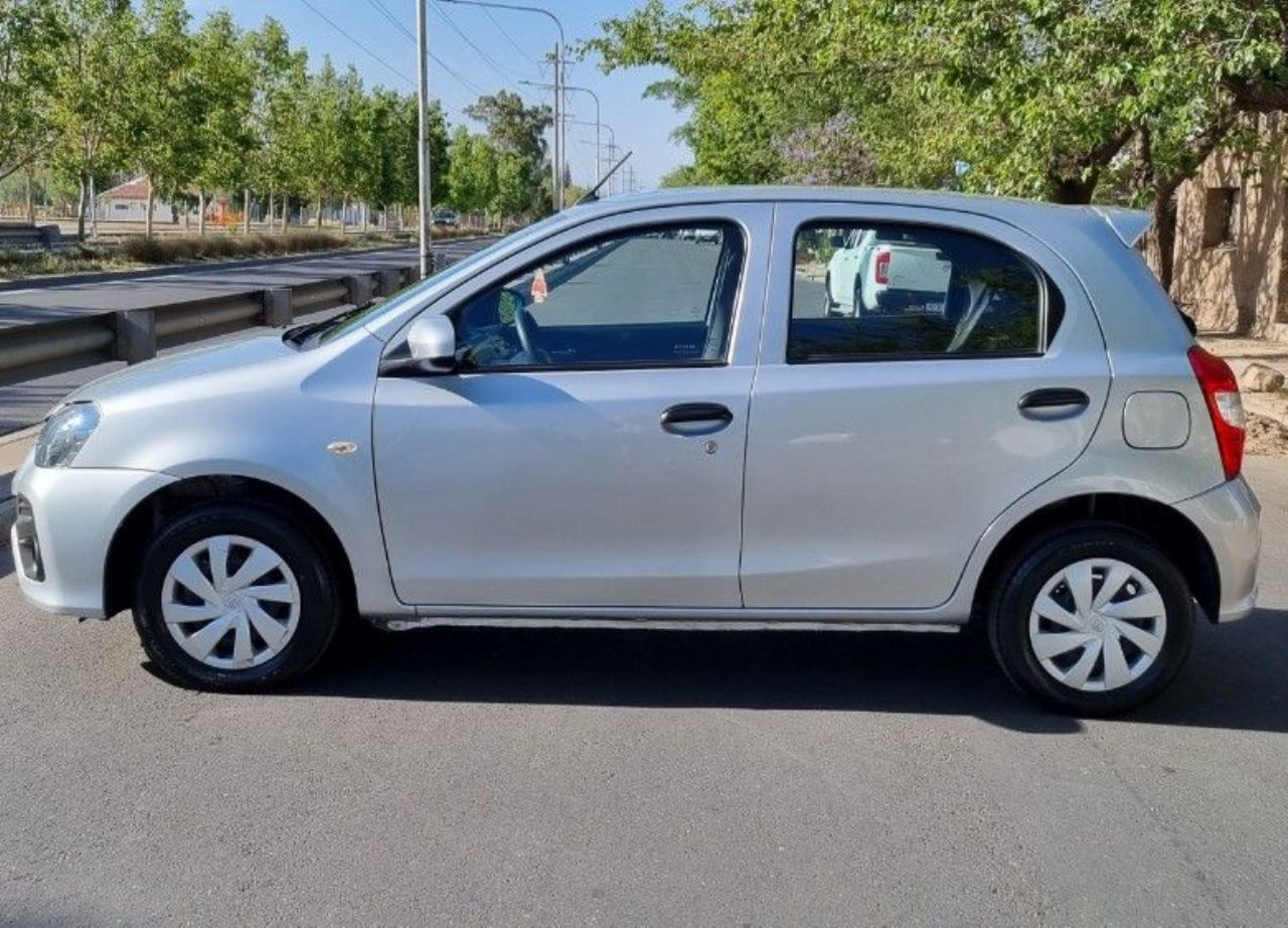 Toyota Etios Usado en Mendoza, deRuedas