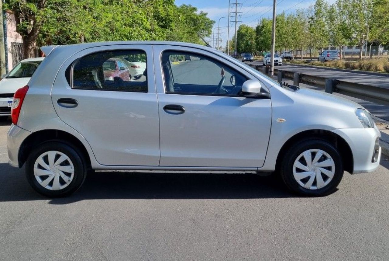 Toyota Etios Usado en Mendoza, deRuedas