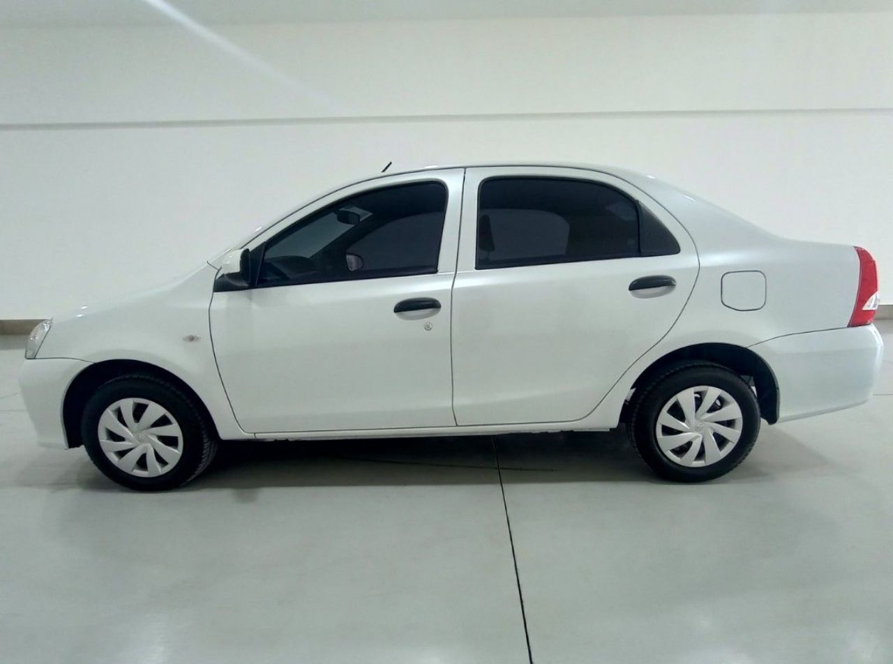 Toyota Etios Usado en Mendoza, deRuedas