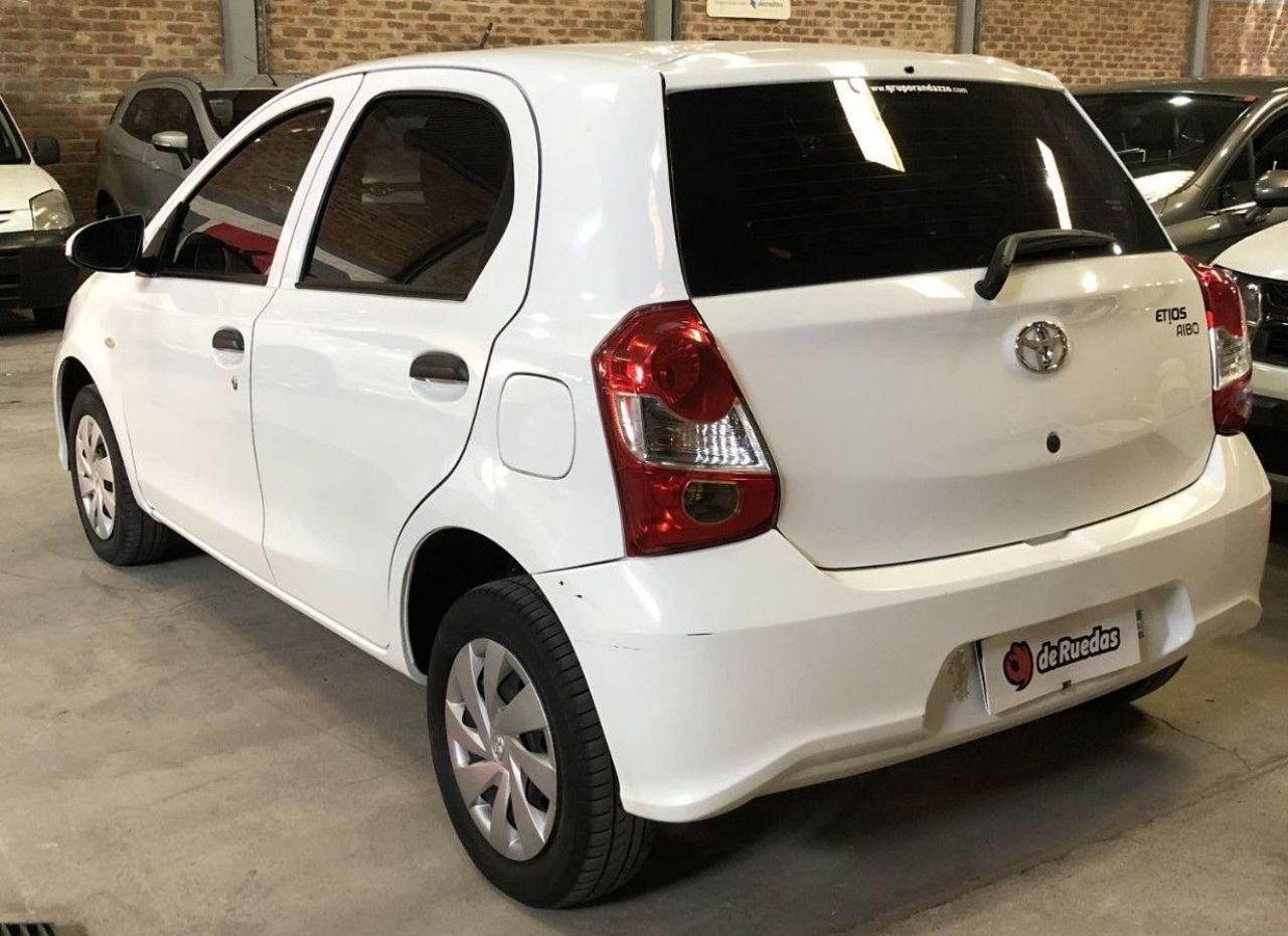 Toyota Etios Usada Financiado en Mendoza, deRuedas