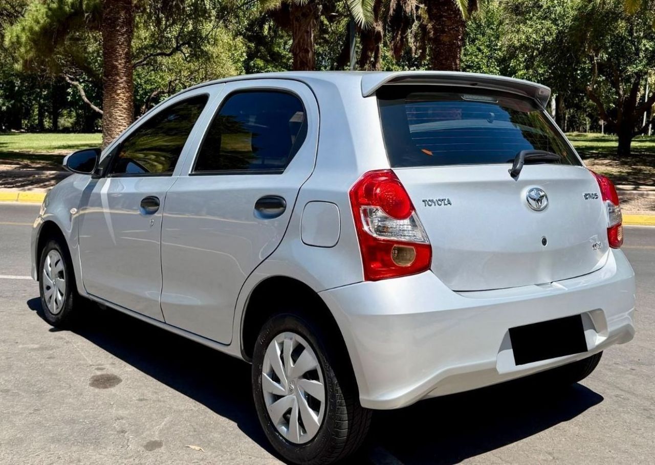 Toyota Etios Usado Financiado en Mendoza, deRuedas
