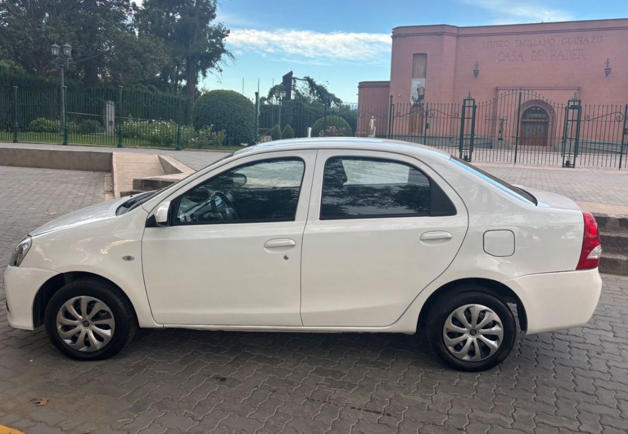Toyota Etios Usado en Mendoza, deRuedas