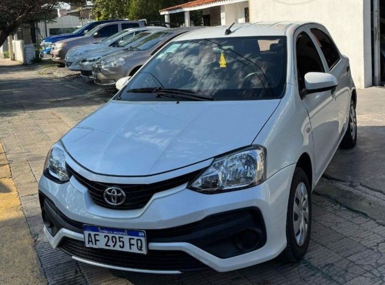 Toyota Etios Usado en Córdoba, deRuedas