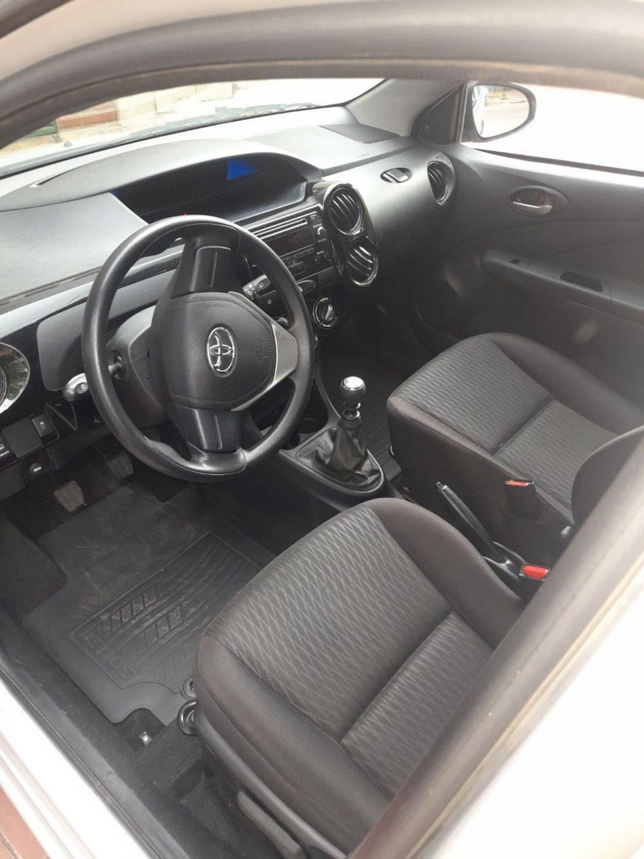 Toyota Etios Usado en Mendoza, deRuedas