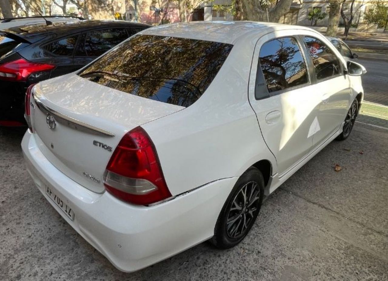Toyota Etios Usado en Mendoza, deRuedas