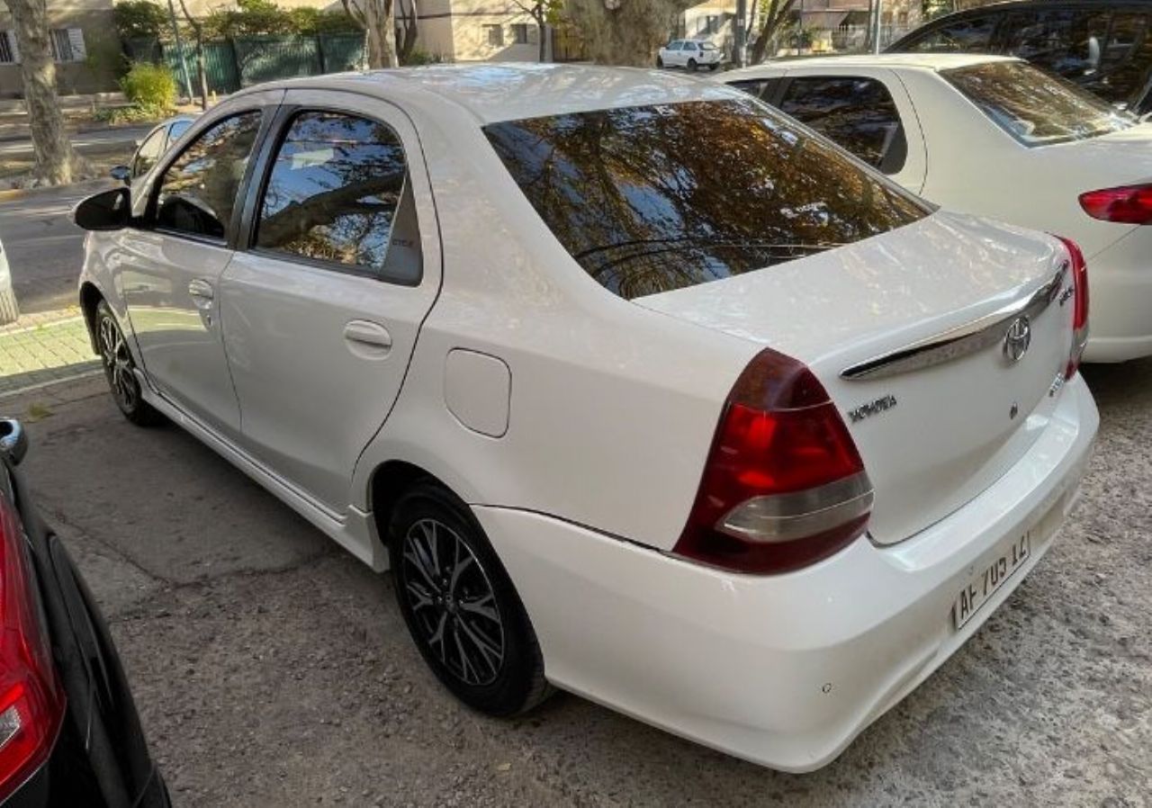 Toyota Etios Usado en Mendoza, deRuedas