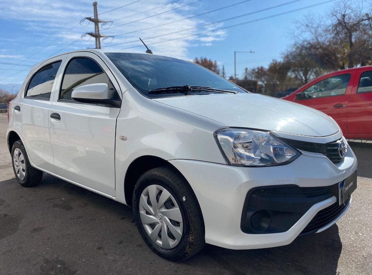 Toyota Etios Usado Financiado en Mendoza, deRuedas