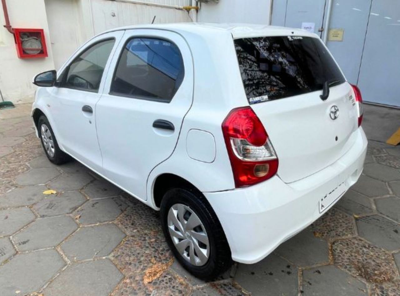 Toyota Etios Usada en Mendoza, deRuedas