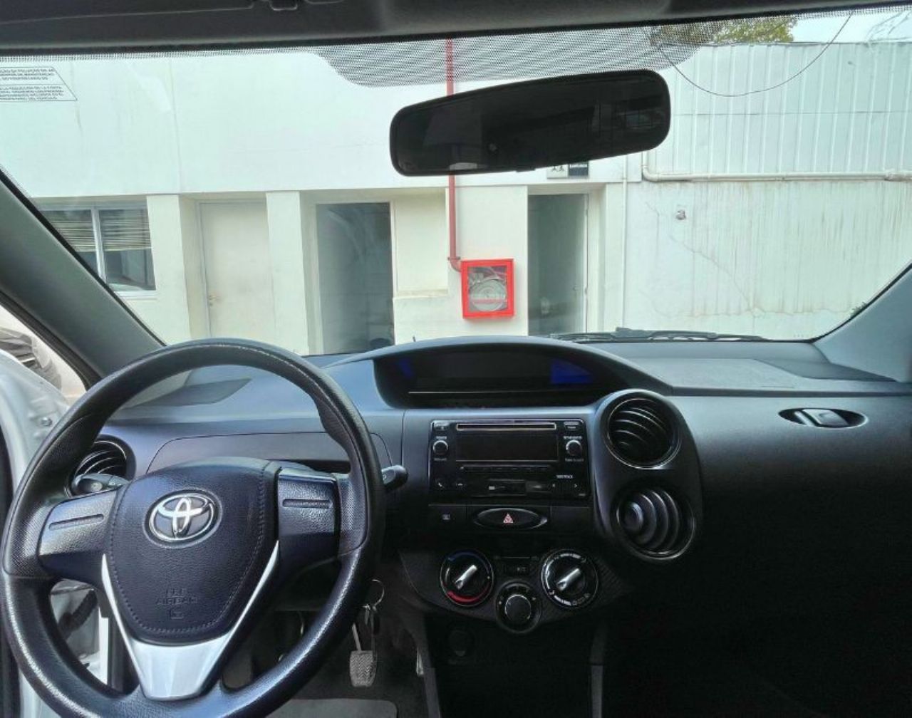 Toyota Etios Usada en Mendoza, deRuedas