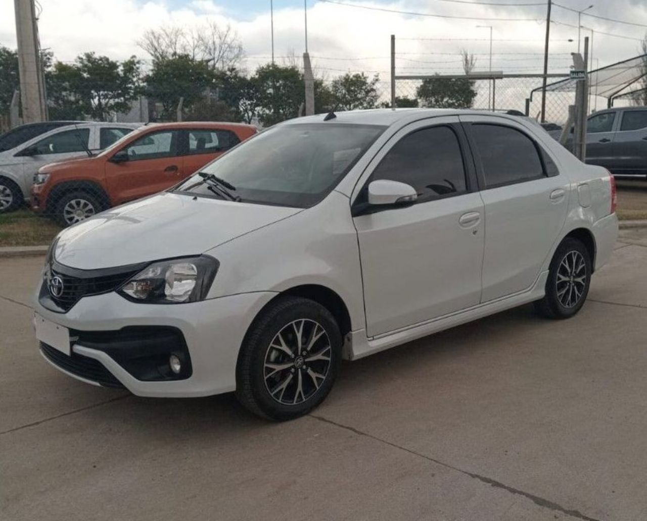 Toyota Etios Usado Financiado en Córdoba, deRuedas