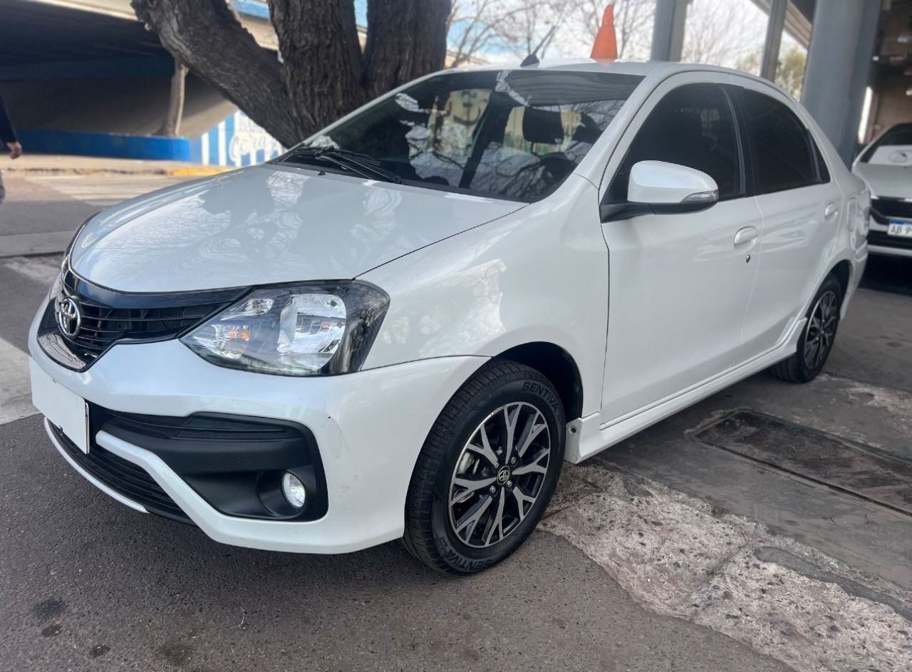 Toyota Etios Usado Financiado en Mendoza, deRuedas