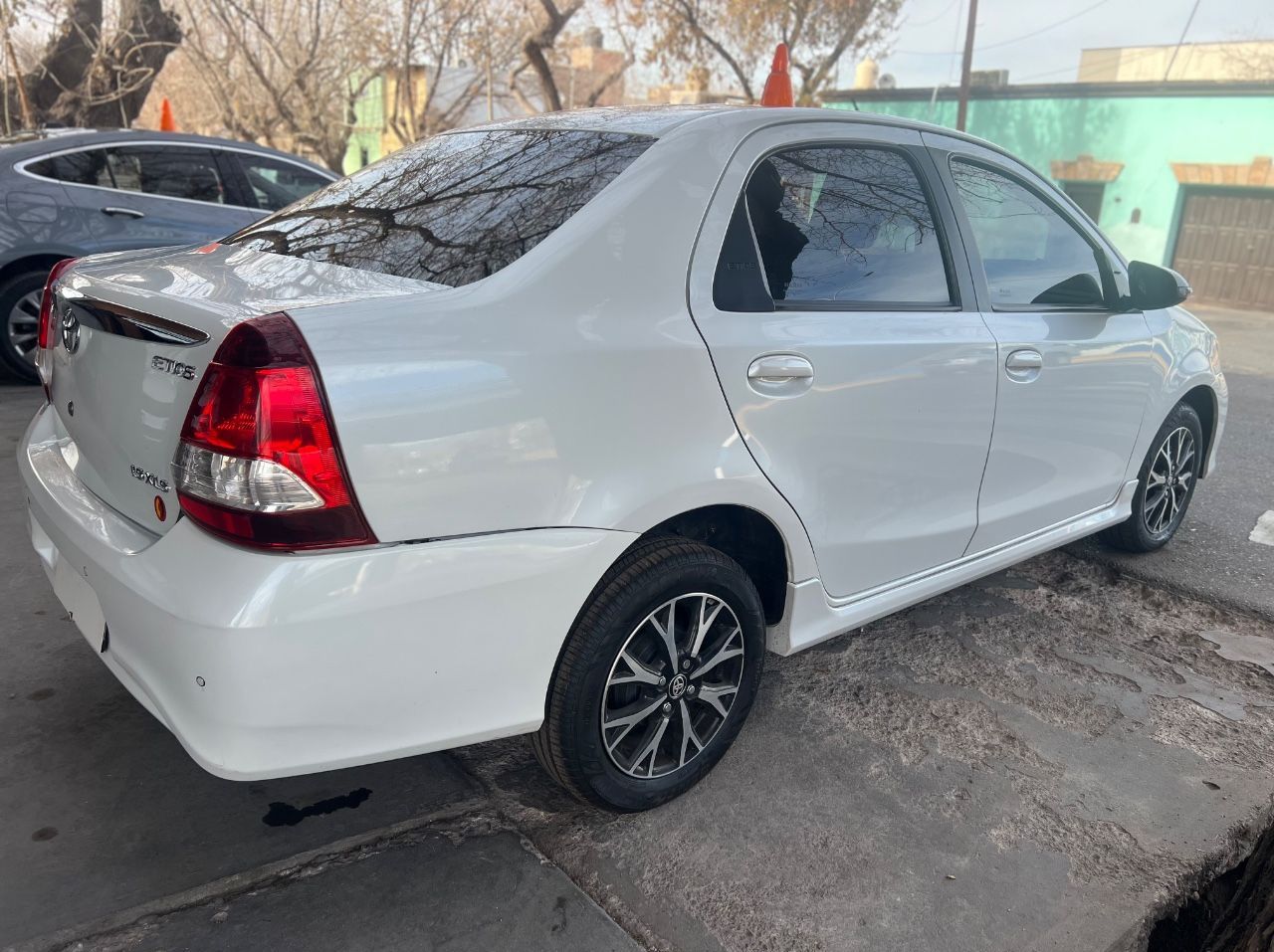 Toyota Etios Usado Financiado en Mendoza, deRuedas