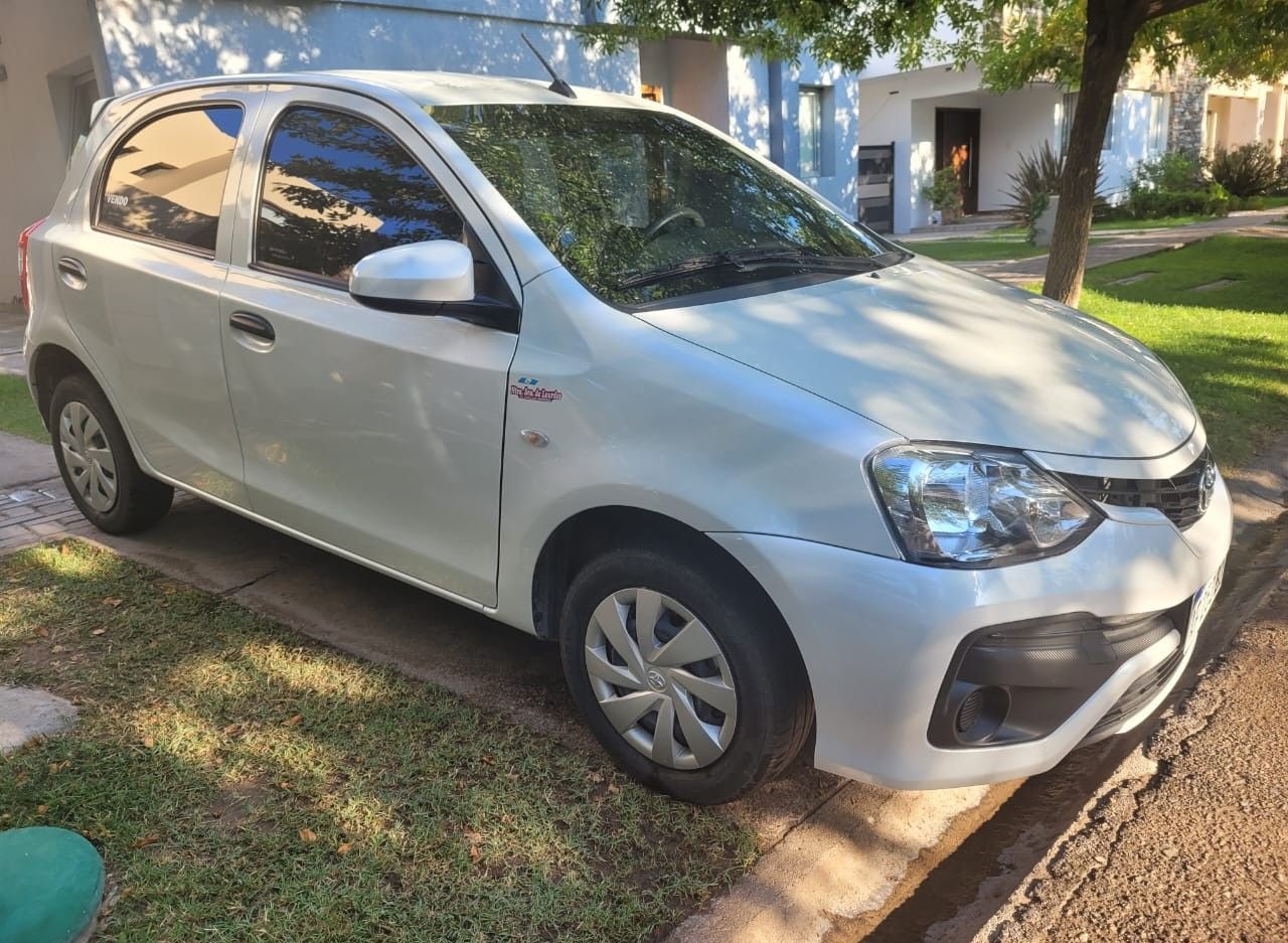 Toyota Etios Usado Financiado en Mendoza, deRuedas