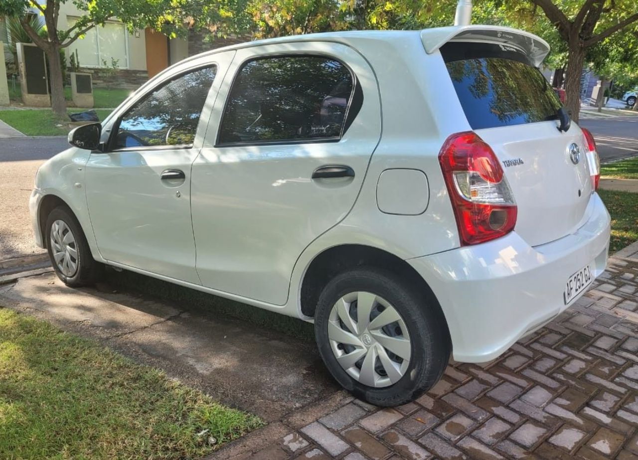 Toyota Etios Usado Financiado en Mendoza, deRuedas