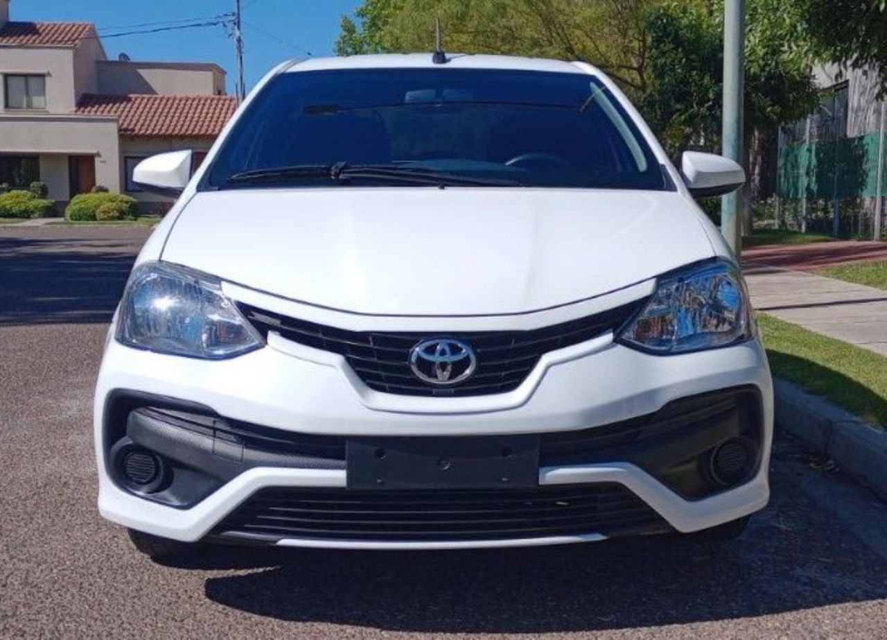 Toyota Etios Usado Financiado en Mendoza, deRuedas