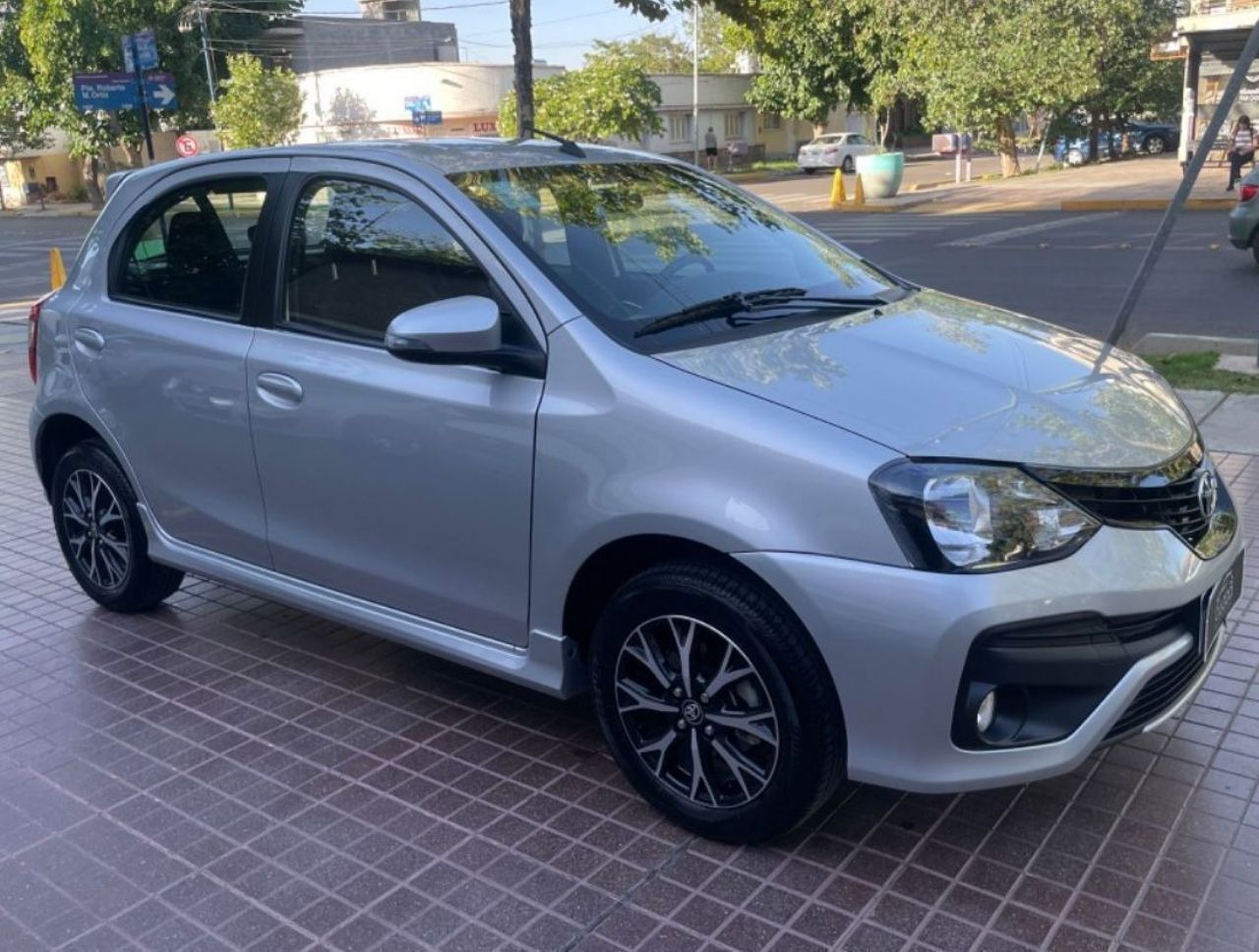 Toyota Etios Usado Financiado en Mendoza, deRuedas