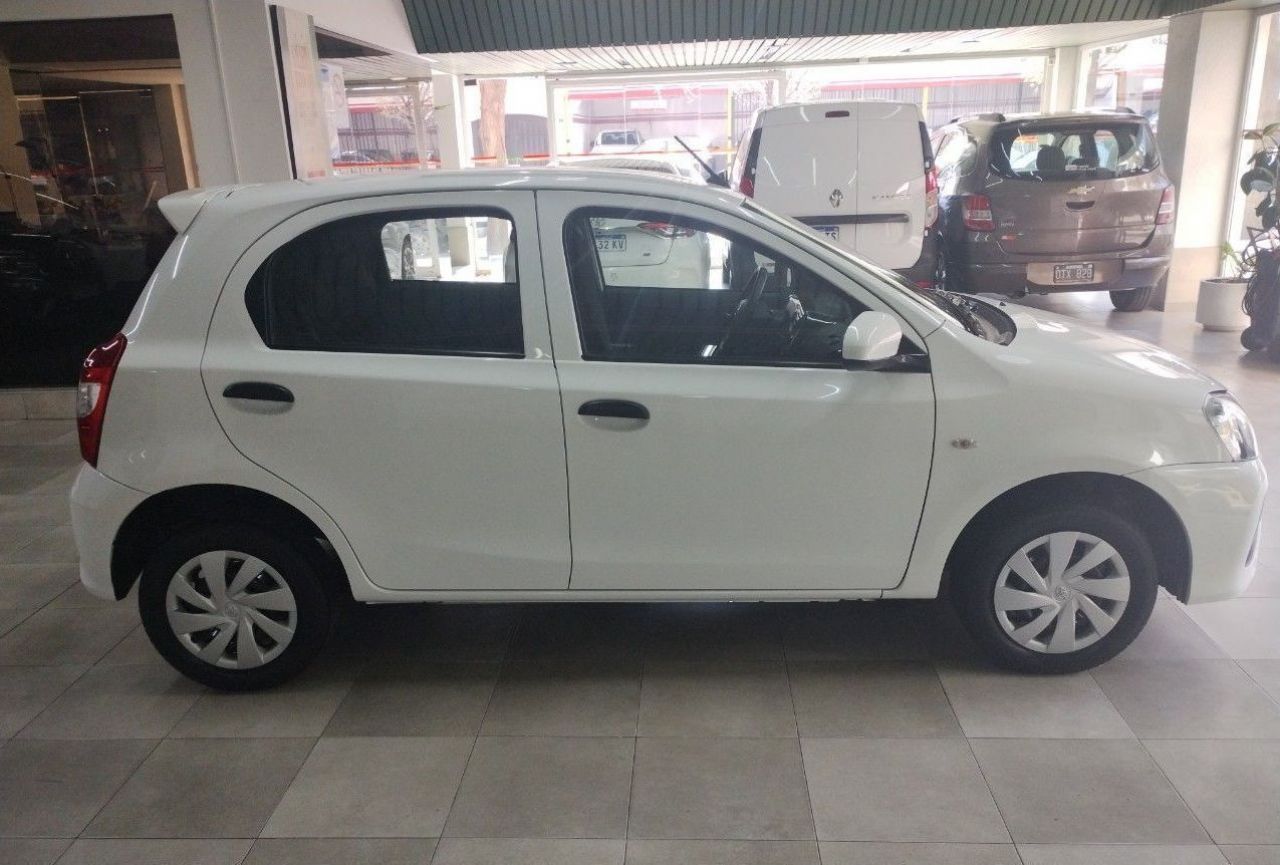 Toyota Etios Usado en Mendoza, deRuedas