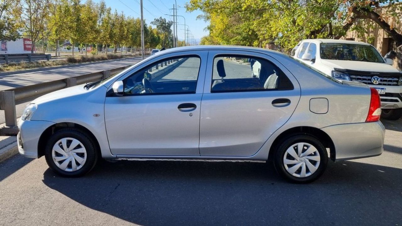 Toyota Etios Usado en Mendoza, deRuedas