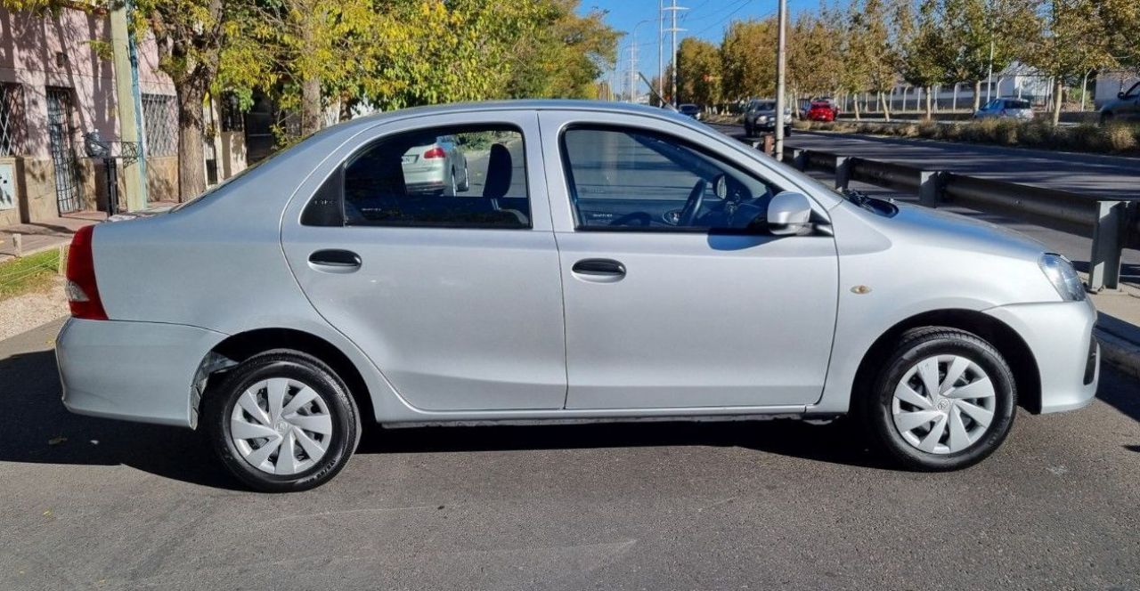 Toyota Etios Usado en Mendoza, deRuedas