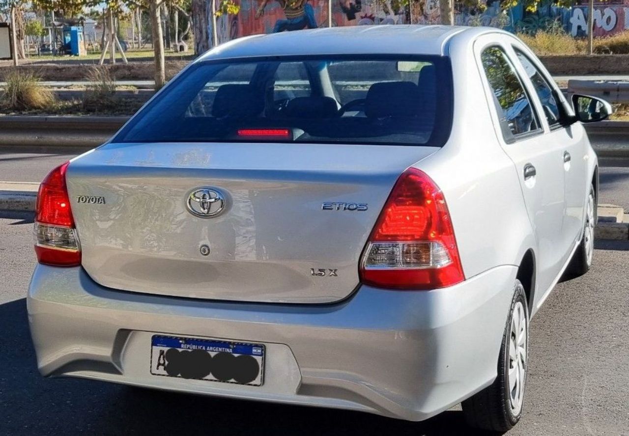 Toyota Etios Usado en Mendoza, deRuedas