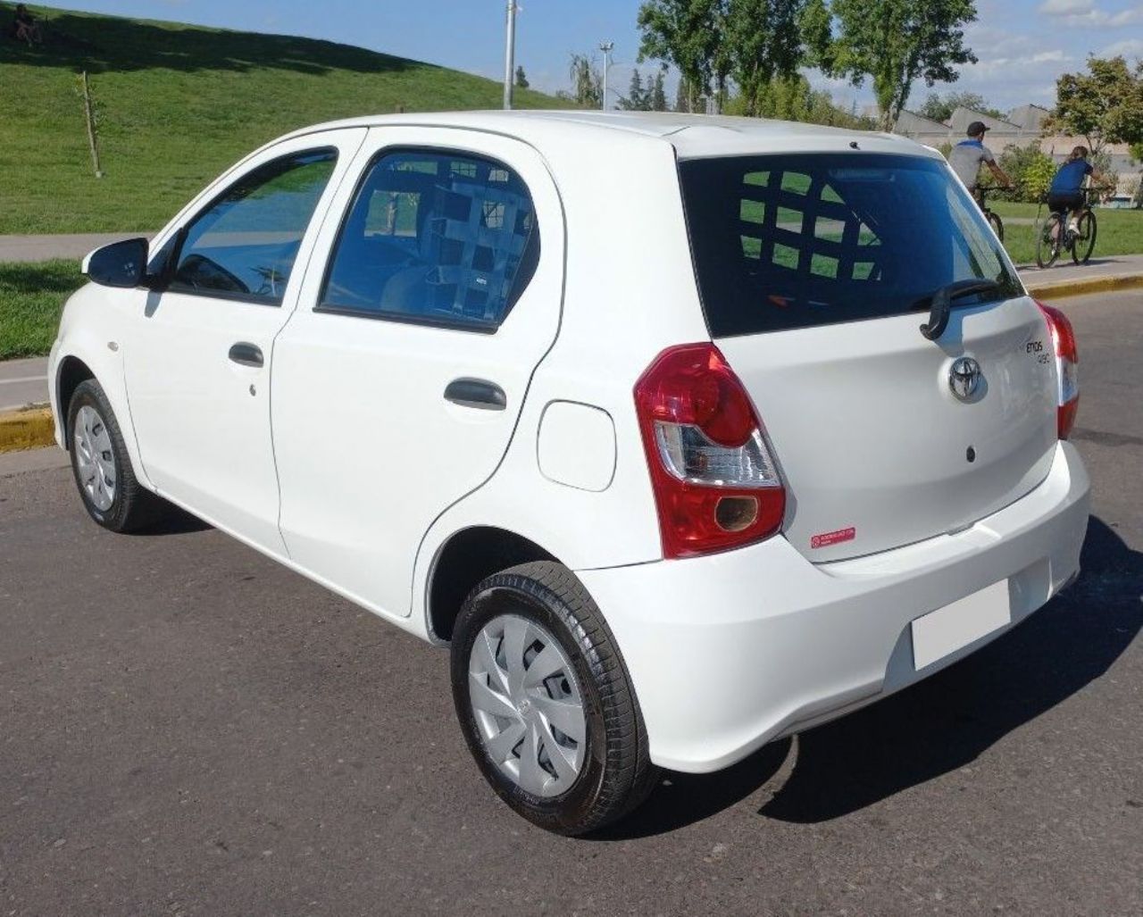 Toyota Etios Usada en Mendoza, deRuedas