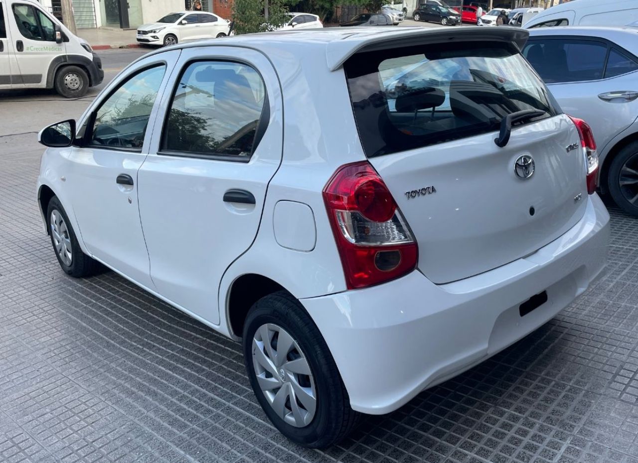 Toyota Etios Usado Financiado en Córdoba, deRuedas