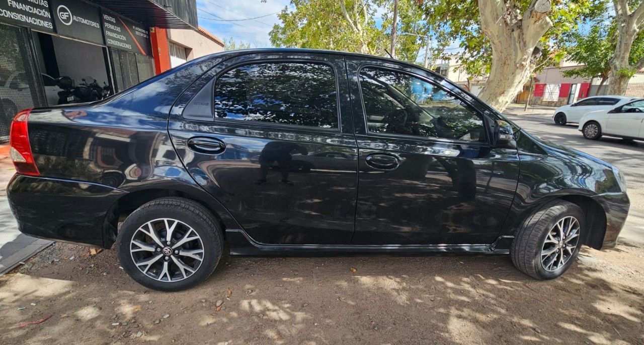Toyota Etios Usado Financiado en Mendoza, deRuedas