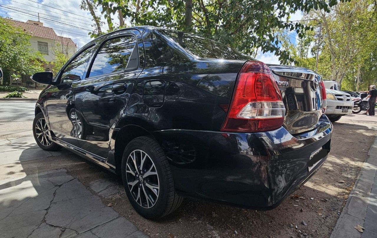 Toyota Etios Usado Financiado en Mendoza, deRuedas