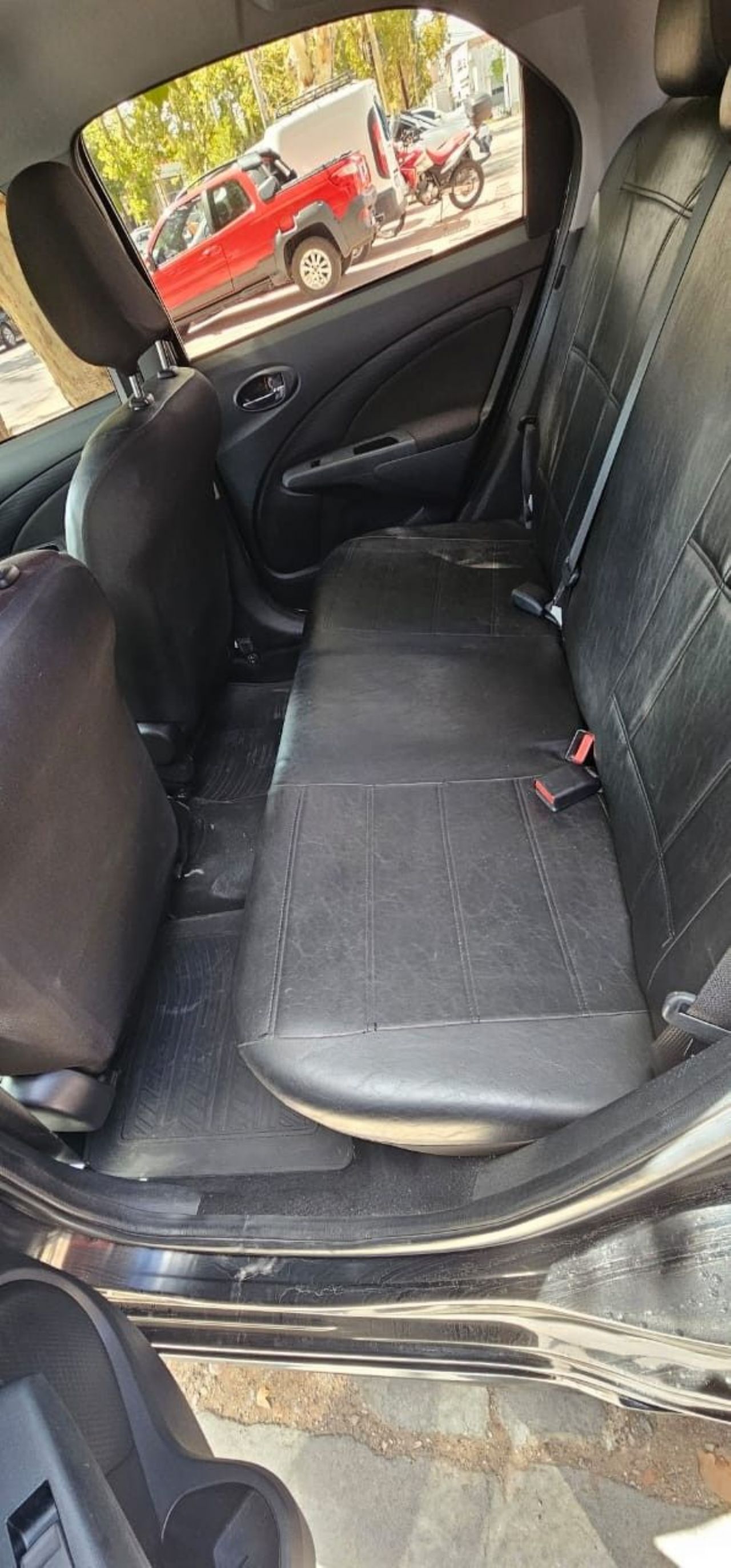 Toyota Etios Usado Financiado en Mendoza, deRuedas
