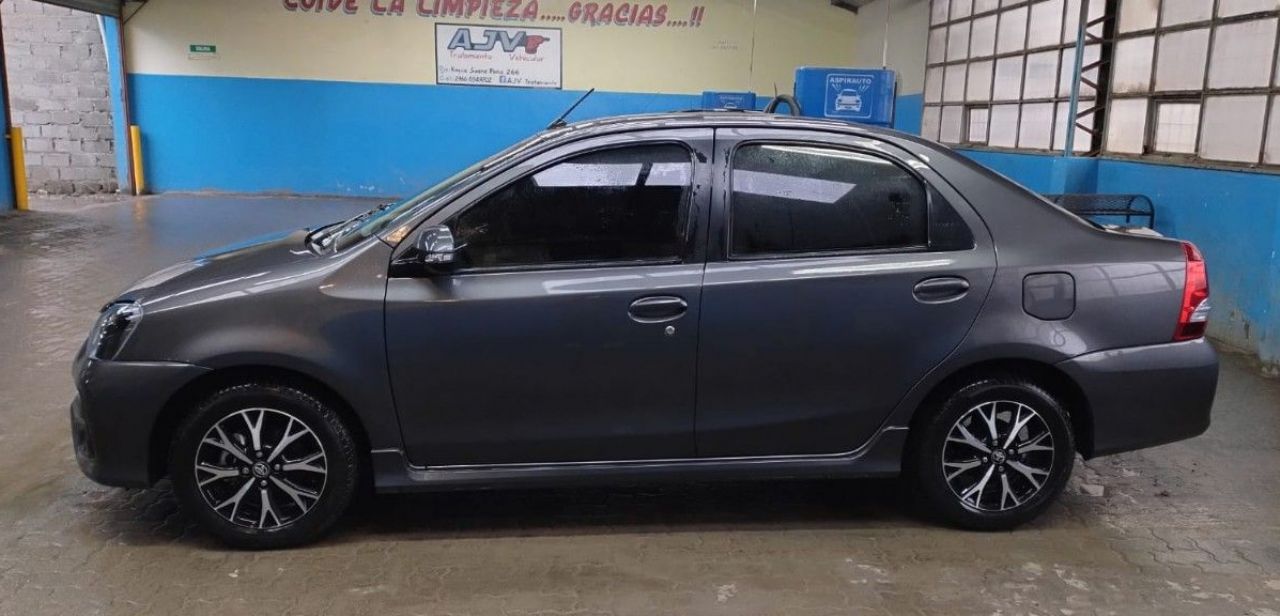 Toyota Etios Usado en Santa Cruz, deRuedas
