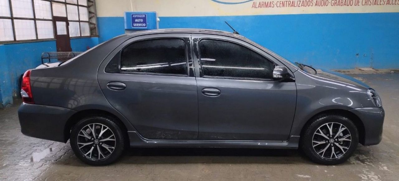 Toyota Etios Usado en Santa Cruz, deRuedas
