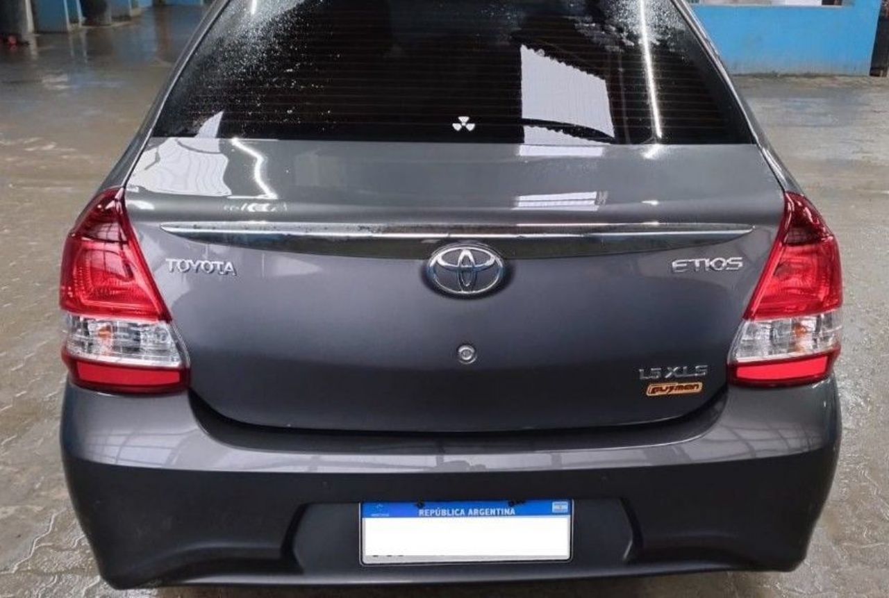 Toyota Etios Usado en Santa Cruz, deRuedas