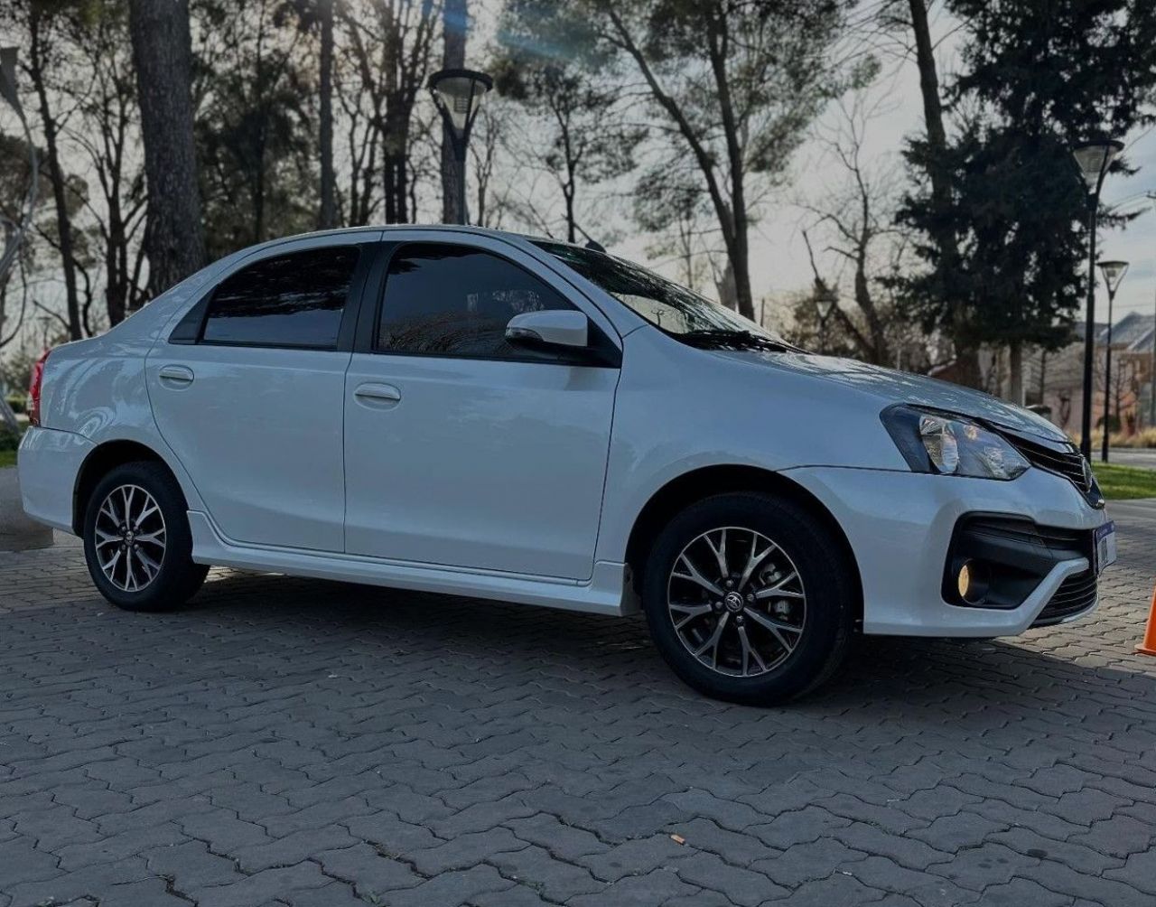 Toyota Etios Usado Financiado en Mendoza, deRuedas