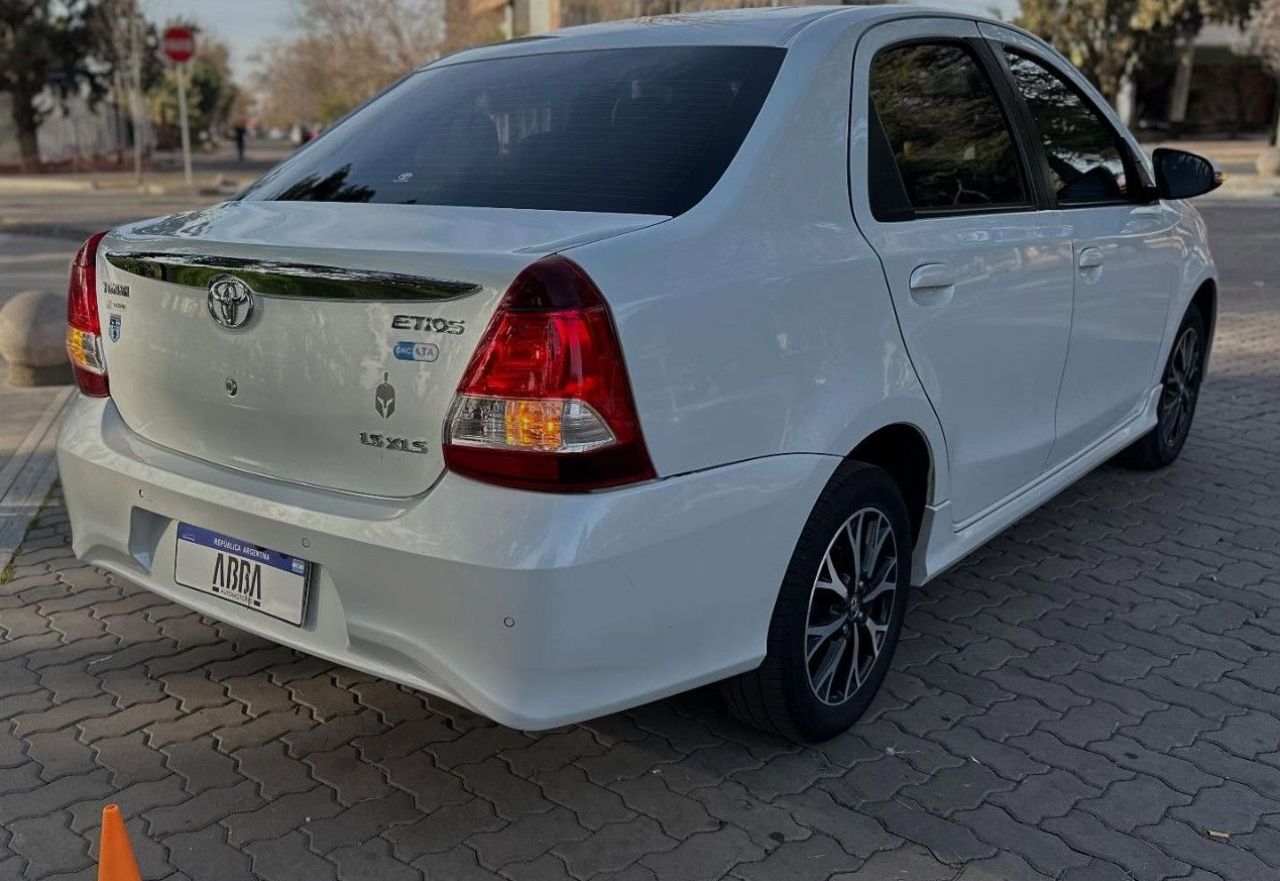 Toyota Etios Usado Financiado en Mendoza, deRuedas