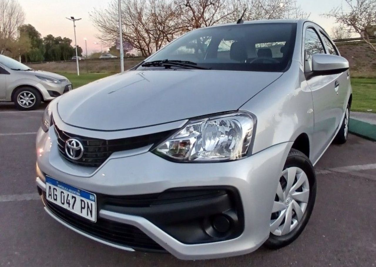 Toyota Etios Usado en Mendoza, deRuedas