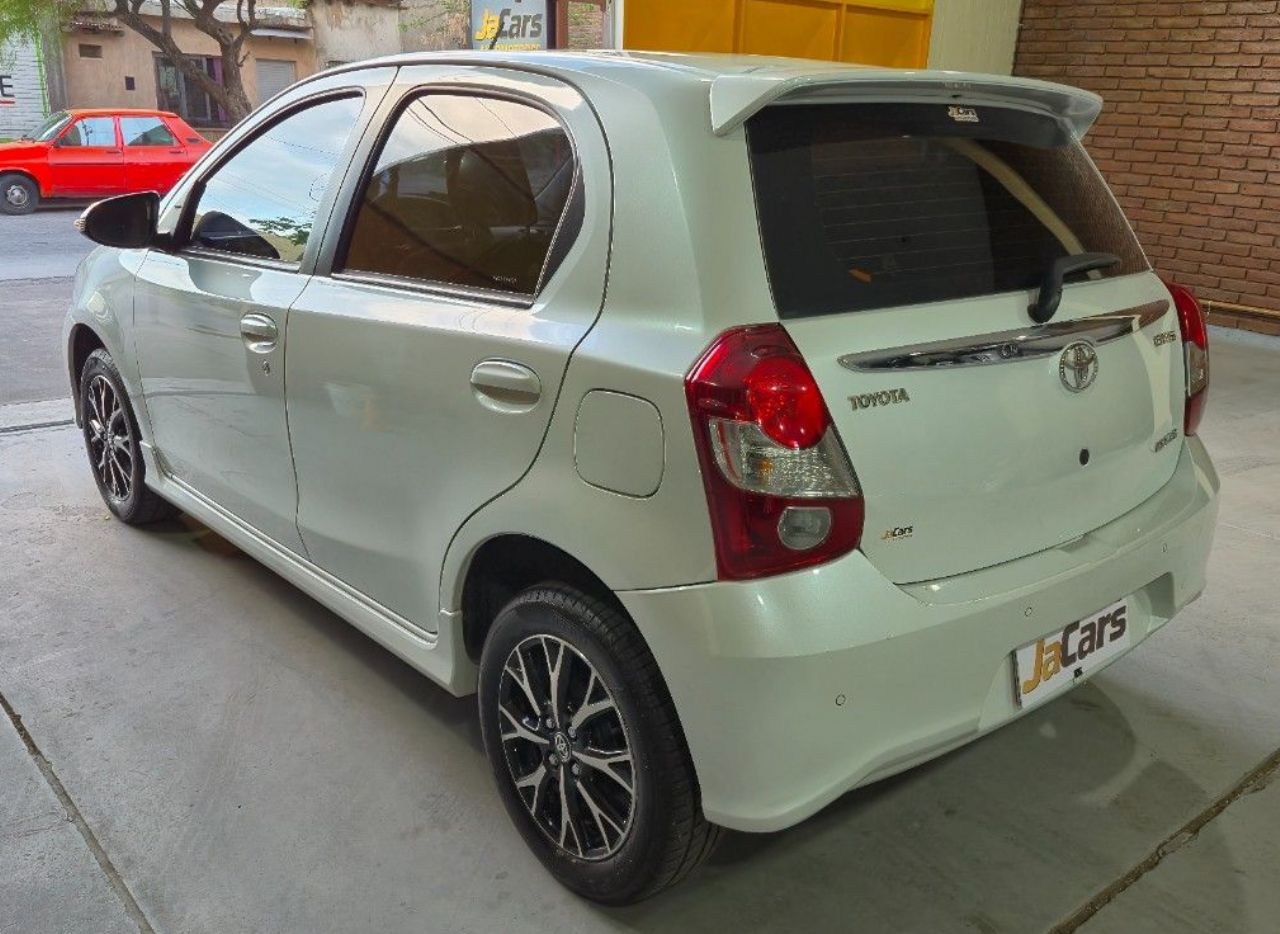 Toyota Etios Usado Financiado en Mendoza, deRuedas
