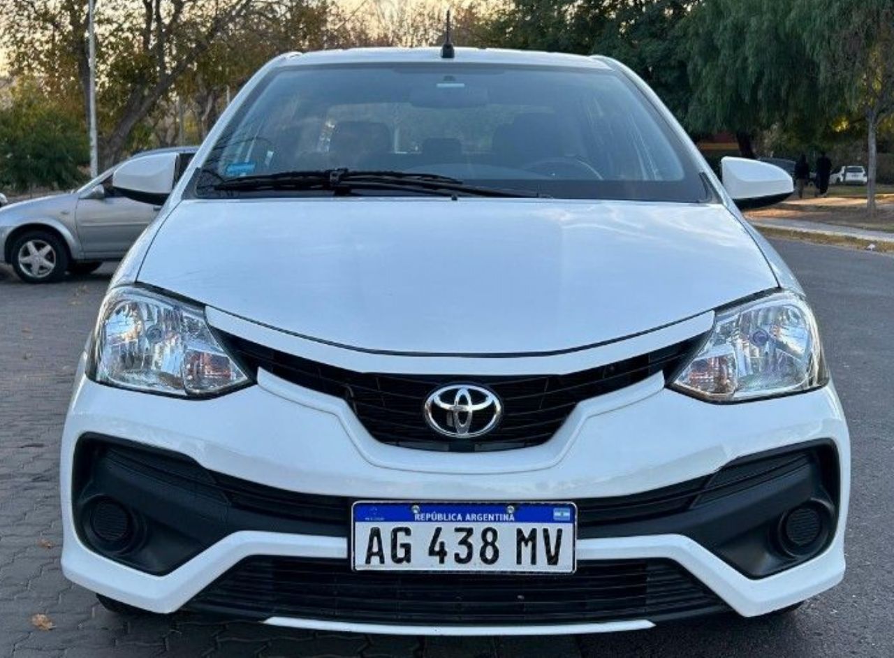 Toyota Etios Usado Financiado en Mendoza, deRuedas