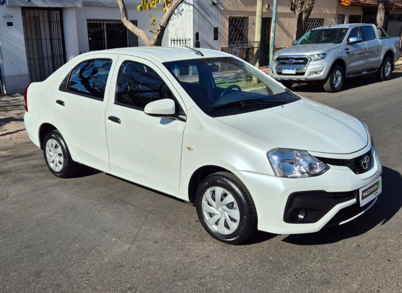 Toyota Etios Usado en Mendoza, deRuedas