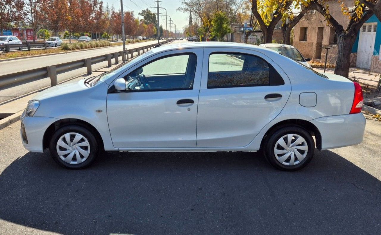 Toyota Etios Usado en Mendoza, deRuedas