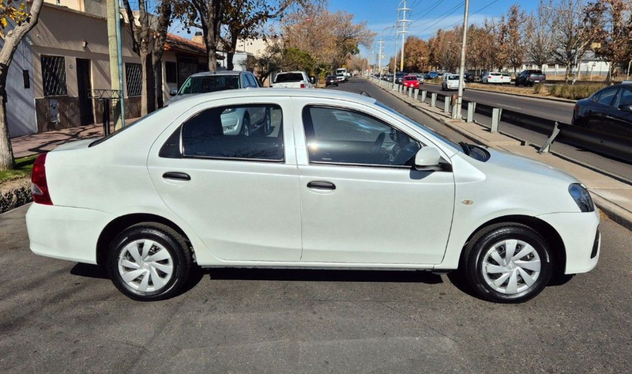 Toyota Etios Usado en Mendoza, deRuedas