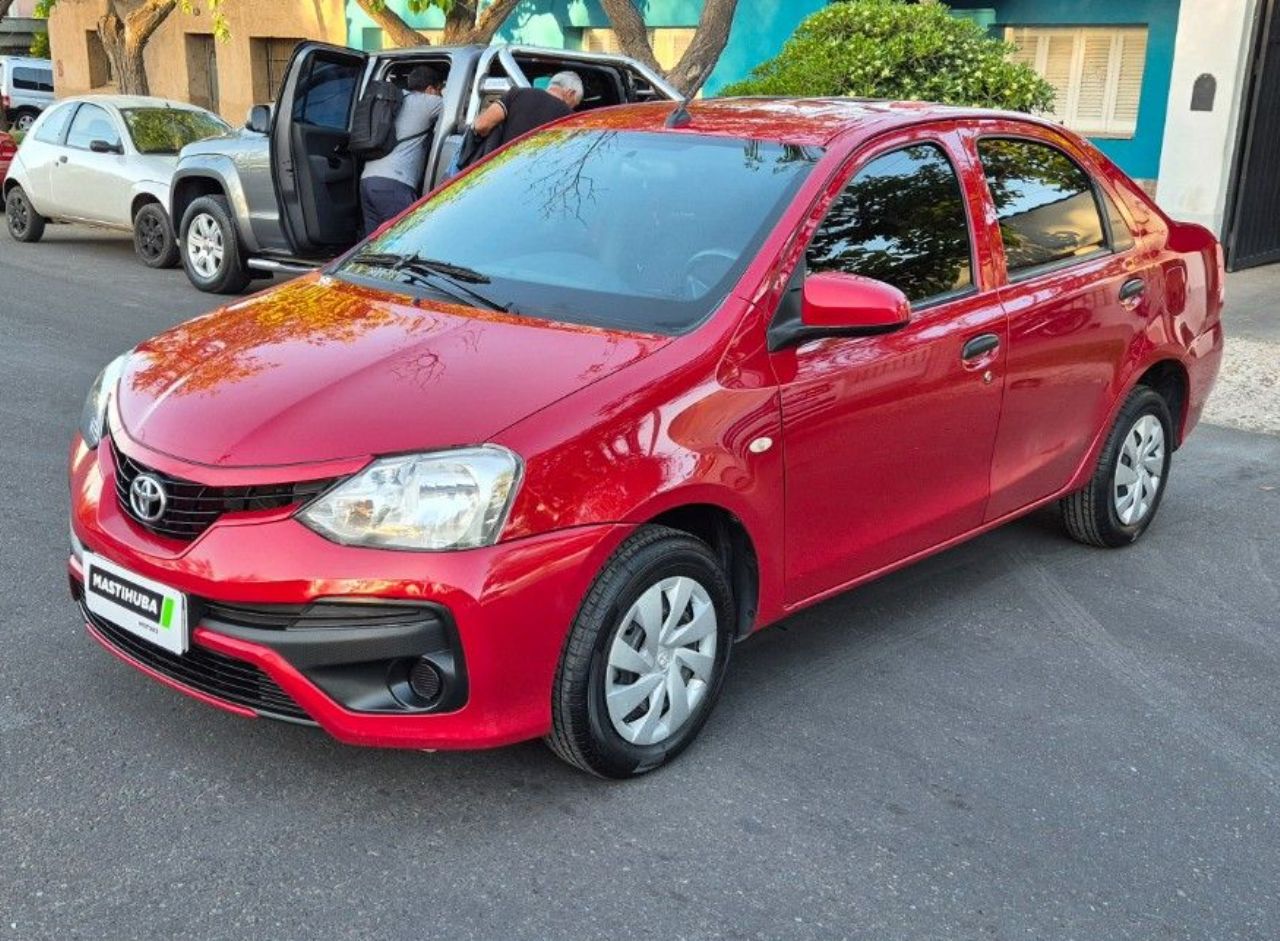 Toyota Etios Usado Financiado en Mendoza, deRuedas