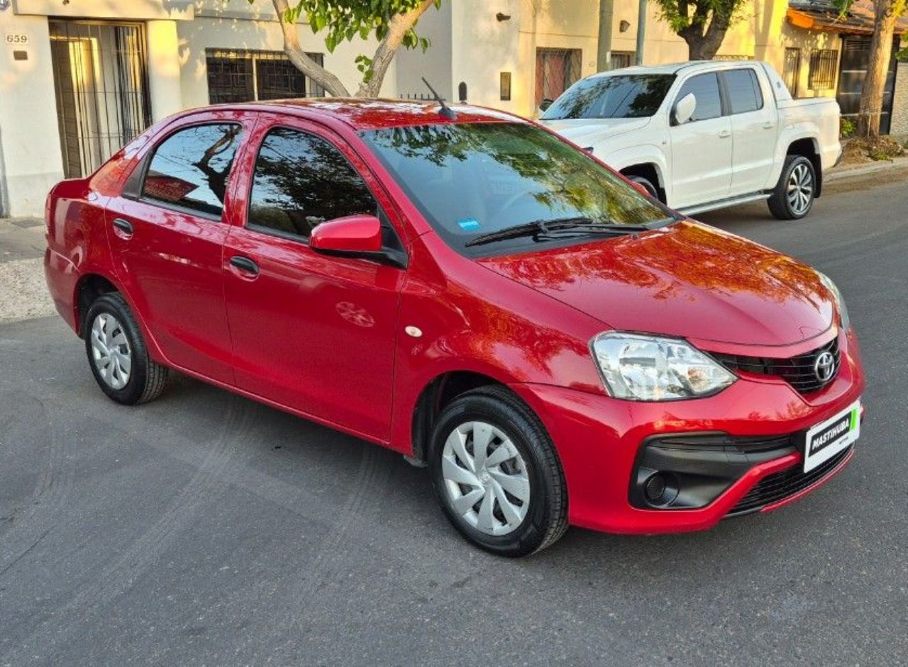 Toyota Etios Usado Financiado en Mendoza, deRuedas