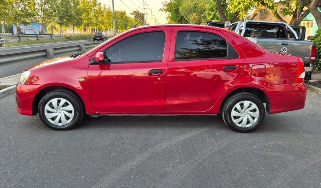 Toyota Etios Usado Financiado en Mendoza, deRuedas