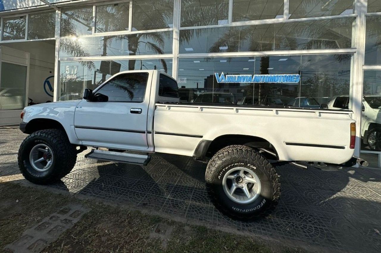Toyota Hilux Usada en San Juan, deRuedas