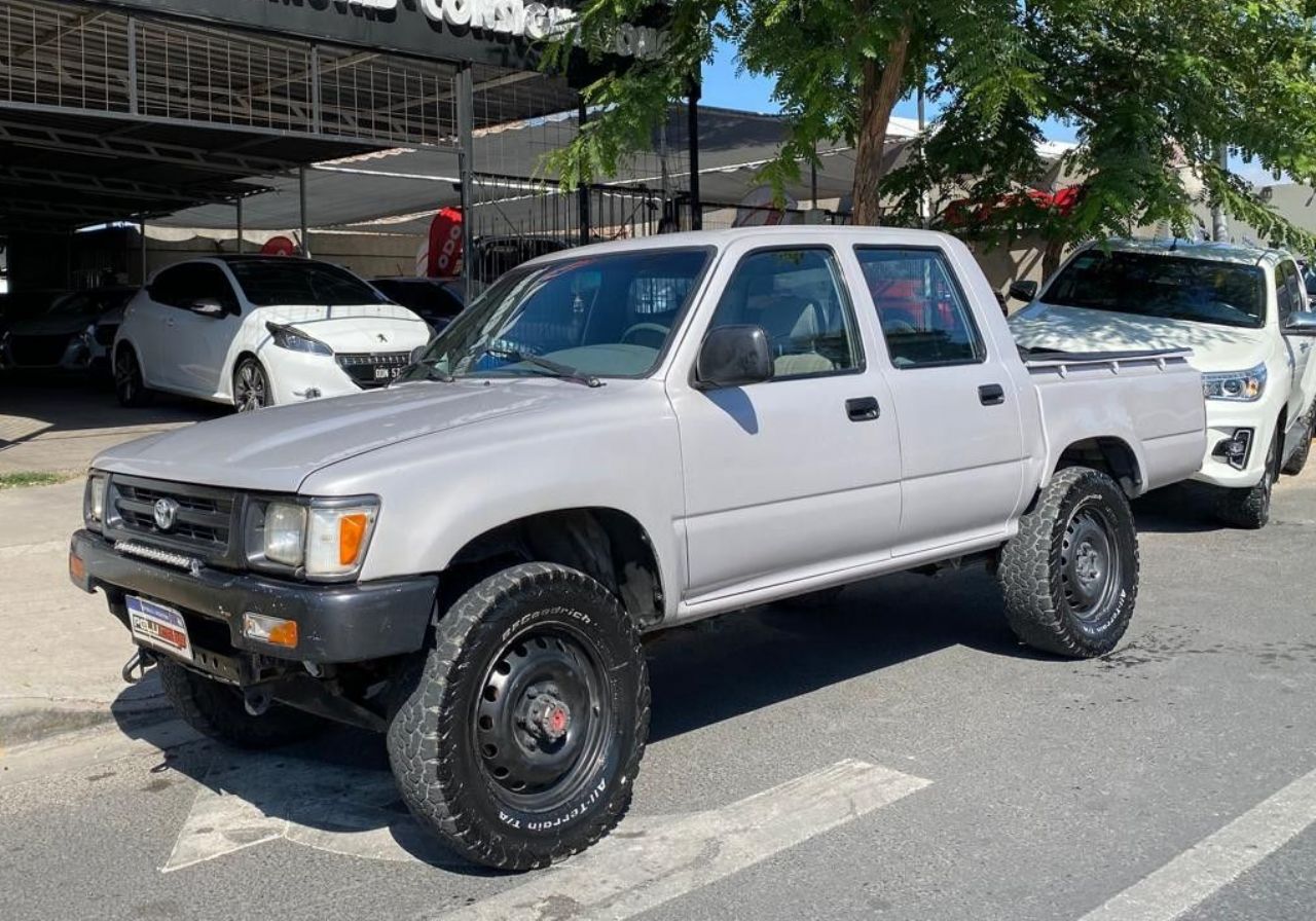 Toyota Hilux Usada en San Juan, deRuedas