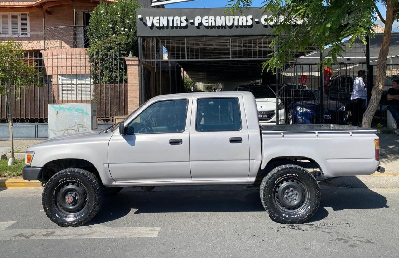 Toyota Hilux Usada en San Juan, deRuedas