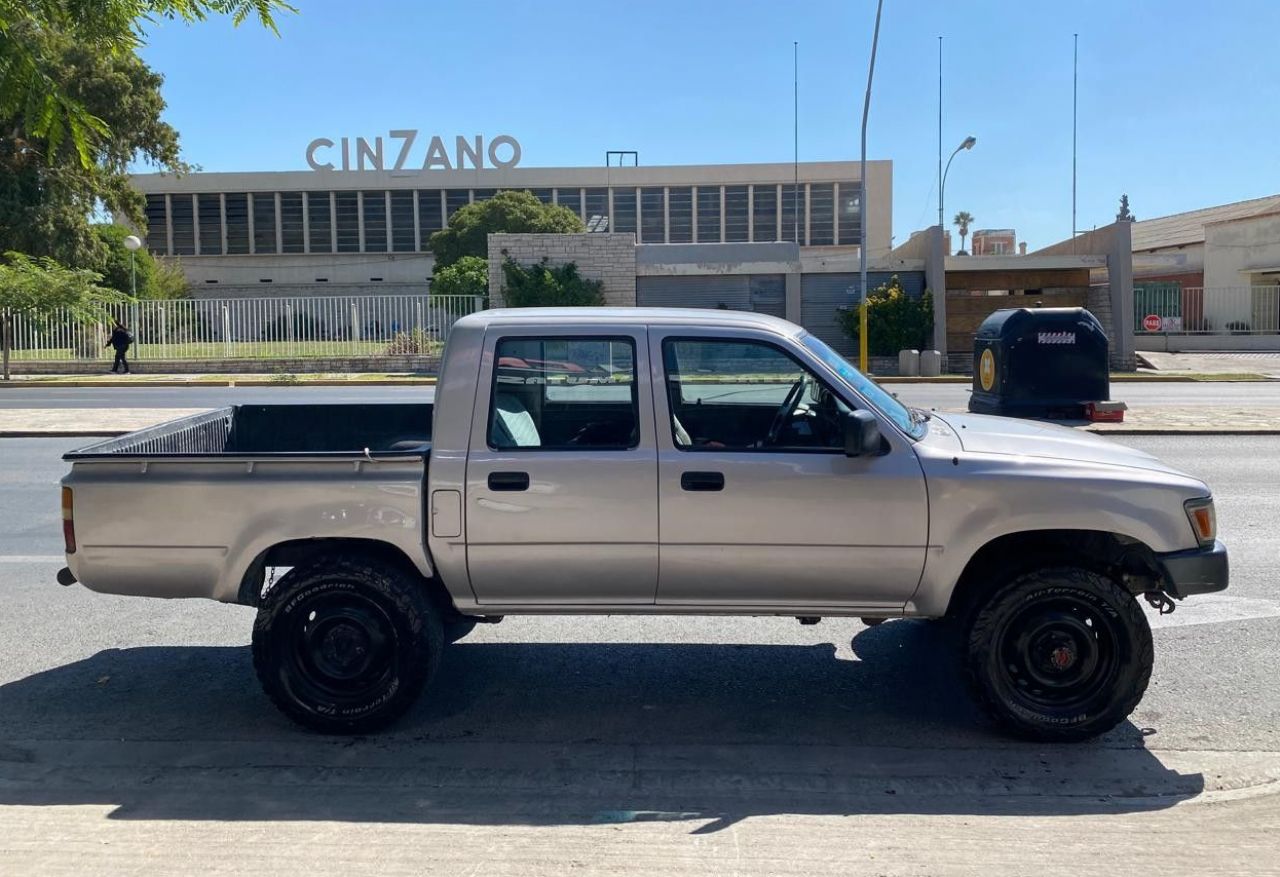 Toyota Hilux Usada en San Juan, deRuedas