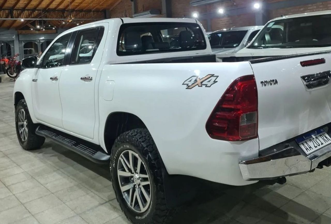 Toyota Hilux Usada en San Juan, deRuedas